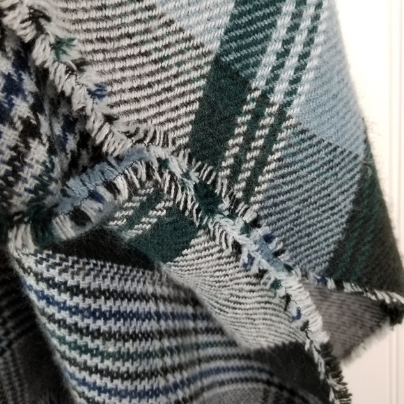 Steve Madden Shawl Open Front Poncho Checked Plaid Wrap Layer OSFM Fringe Soft - Picture 5 of 6
